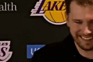 東契奇 打趣：“我的英語(yǔ)說(shuō)的比八村和小里還要好...