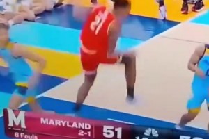 太嚇人了！NCAA驚現(xiàn)一球員扣完籃之后落地直接劈叉，扯到蛋了