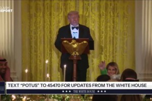 特朗普不太確定C羅坐在哪里，有人立即指向C羅，現(xiàn)場響起掌聲！