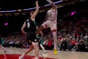 ??笑死！楊瀚森大帽理查茲，結果被后者踢到了蛋蛋，下來一直捂著