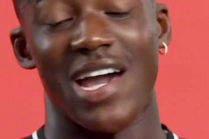 采訪英超球員：走在對手的隊徽上是不可接受的行為嗎？