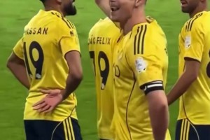 C羅倒鉤破門后，隊友為其戴上“皇冠”