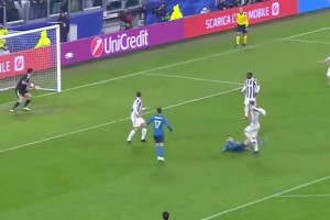 再來(lái)回顧一下18年歐冠對(duì)陣尤文C羅精彩倒鉤破門(mén)