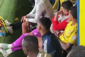 替補(bǔ)席上的所有人都不敢相信C羅在場(chǎng)上做了什么??