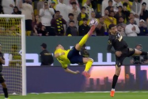 觀賞性十足！C羅舒展倒鉤破門(mén)，40歲依舊能飛啊~