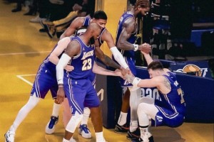 這就是老大地位！東契奇摔倒，球隊另外四人一起過來將其拉起！