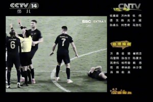 給C羅整不會了！隊友被對手一肘子頂飛后原地滾了好幾圈