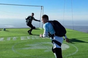 外國網(wǎng)紅在1700米高空上踢足球…哥們你是真玩命，還Siuu