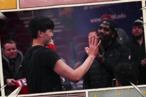 楊瀚森見到了昔日開拓者狀元中鋒奧登！還和奧登比手掌大小???