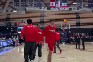 今天能拿下幾分？楊瀚森賽前熱身來(lái)了記雙手暴扣！