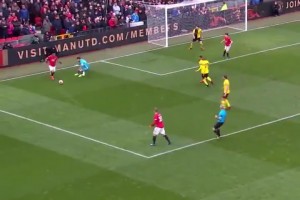 曼聯(lián)名場(chǎng)面??貝巴“錦湖回旋”助攻C羅破門(mén)