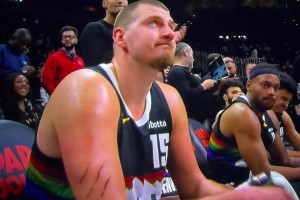 觸目驚心啊！約基奇胳膊上的三道血痕是誰撓的？下手真狠啊??