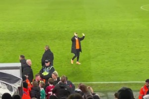 薩拉赫賽后獨自停留在場邊，并向球迷長時間鼓掌揮手