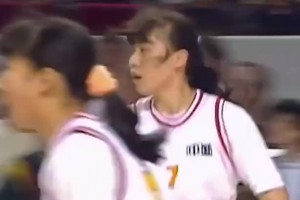 當(dāng)年中國女籃響當(dāng)當(dāng)?shù)娜宋?！看看張?zhèn)麟媽媽王芳，當(dāng)年怎樣打球的