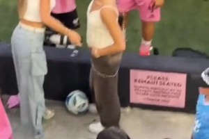 家人永遠排在第一位！梅西領獎后第一時間與妻子安東內拉擁抱