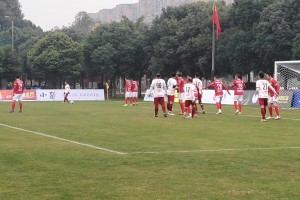 現(xiàn)場(chǎng)實(shí)拍：彭偉國(guó)角球區(qū)附近開任意球，后點(diǎn)隊(duì)友包抄偏出！