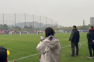 這歌聲打幾分??？現(xiàn)場(chǎng)實(shí)拍：天津女球迷場(chǎng)邊唱歌助威老甲A！