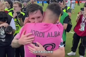 氛圍輕松！湖北隊賽前熱身環(huán)節(jié)：前國腳梅方與隊友搶圈！