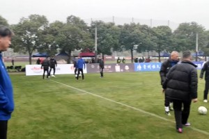 湖北隊賽前熱身！蔡晟在場邊旁觀，現(xiàn)場氣氛十分輕松~